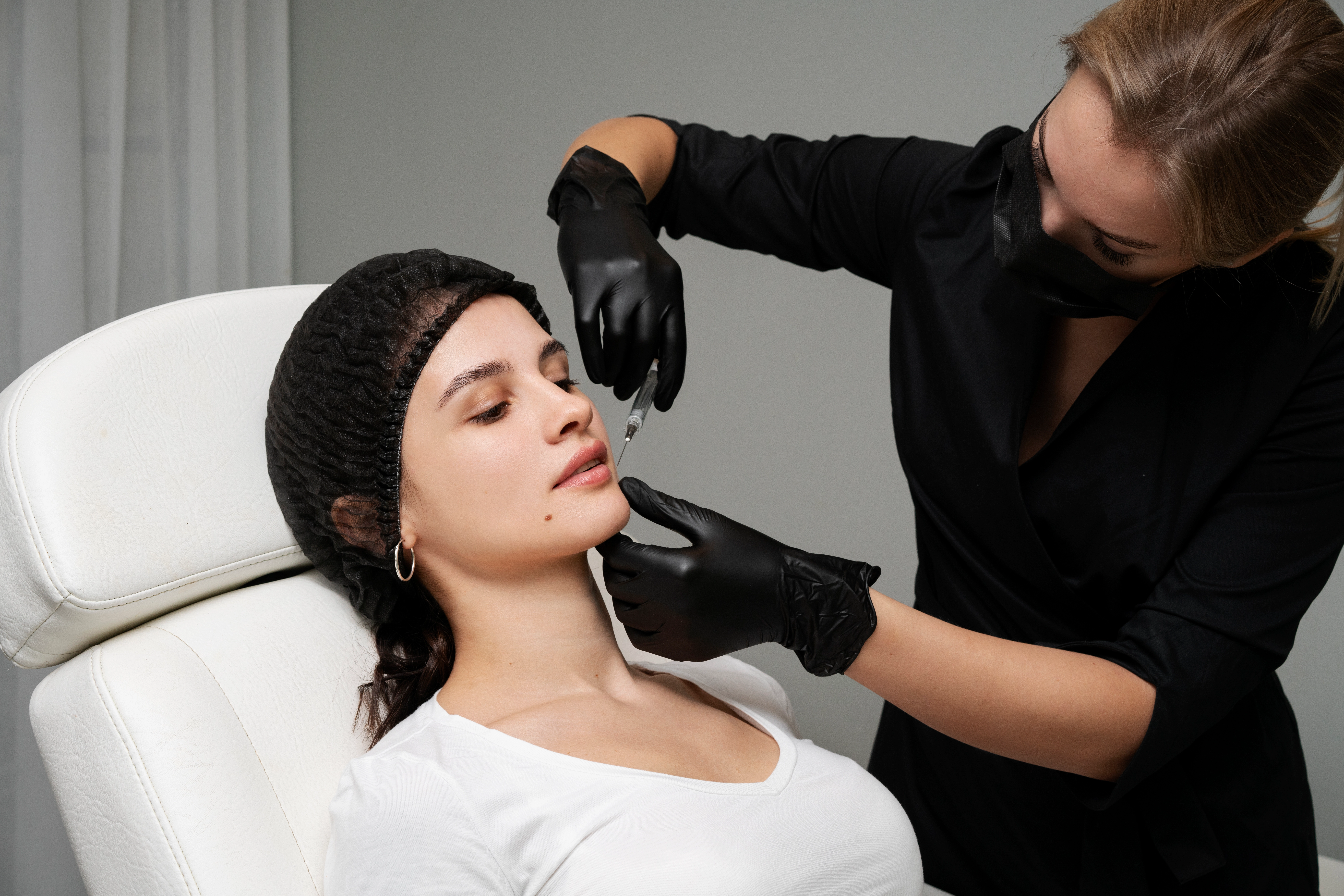 Especialista realizando procedimiento facial en CAM